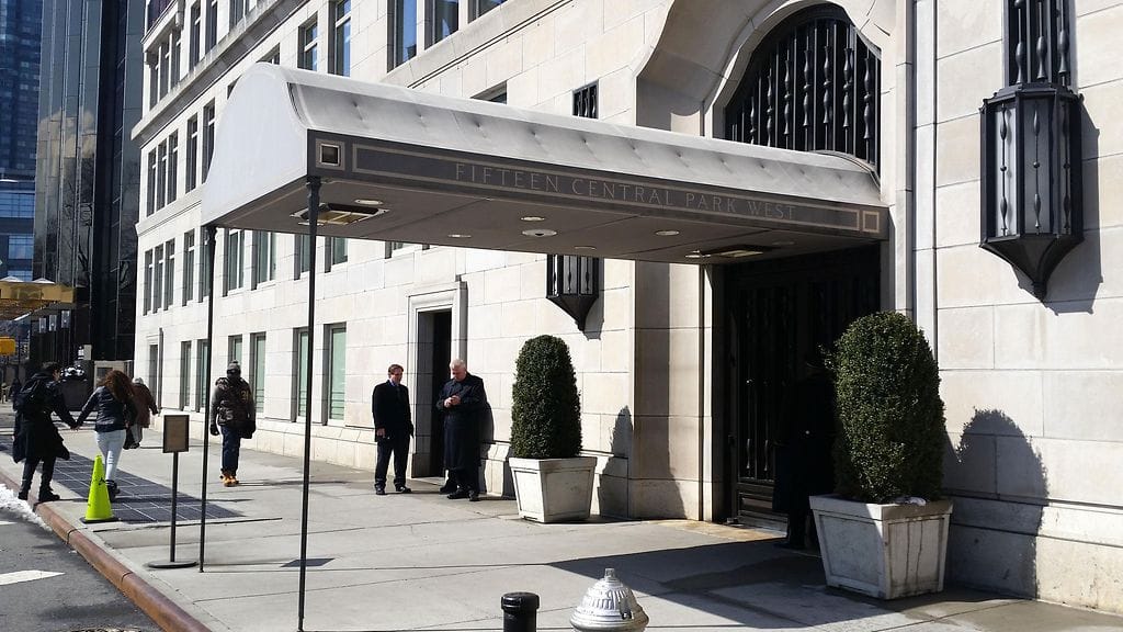 Tästä ovesta kävelevät monet pankkiirit ja julkkikset, joiden koti on "maailman arvostetuimmassa osoitteessa".