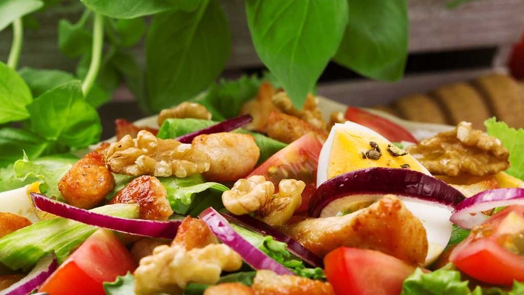 MIND-dieetissä suositaan esimerkiksi kasviksia, marjoja ja pähkinöitä.