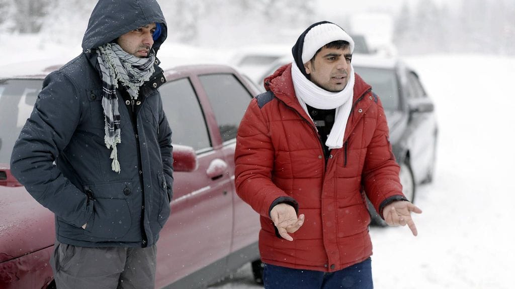 Afganistanilaiset Rahmatullah ja Nazirulhag odottelivat puomiasemalla 3 kilometria Alakurtista itään Venäjän rajavartioston lupaa päästä jatkamaan matkaansa Suomeen 23. tammikuuta.