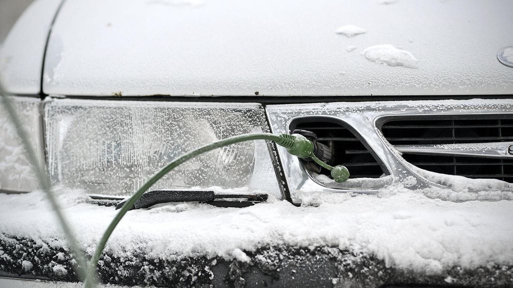 Saab lämmitystolpassa Äkäslompolossa 7. tammikuuta 2016, kun pakkasta oli noin 40 astetta.