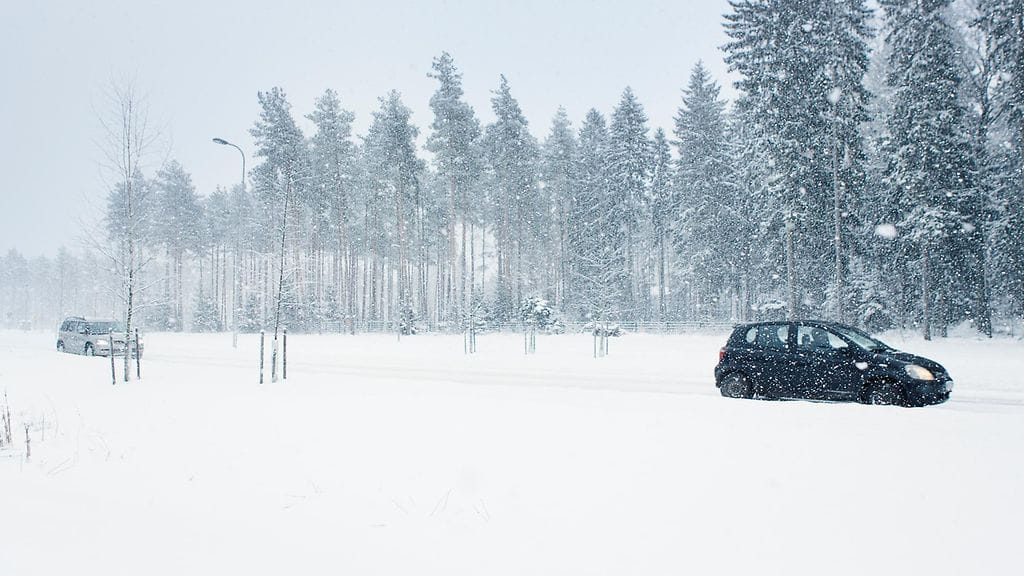 Huonolla kelillä ja etenkin liukkailla on tärkeää huolehtia turvavälistä.
