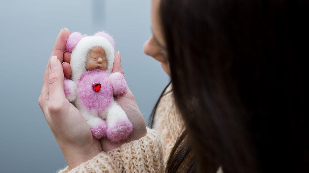 Vaikka raskaus menisikin kesken, odottavalle äidille lapsi on jo ennättänyt konkretisoitua.