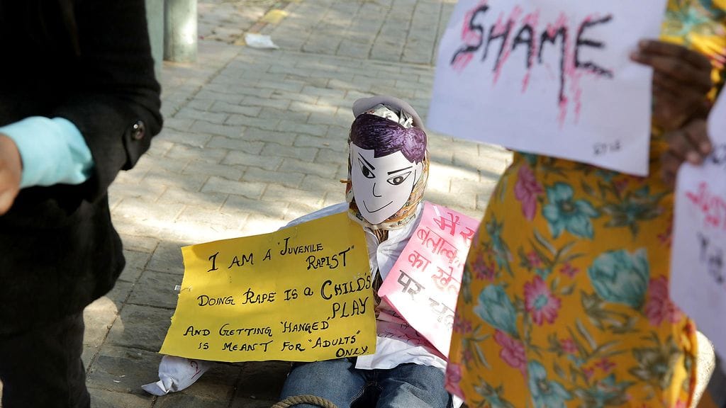 Kuva raiskaajille kovempia tuomioita vaativasta mielenosoituksesta Delhissä 16. joulukuuta 2015.
