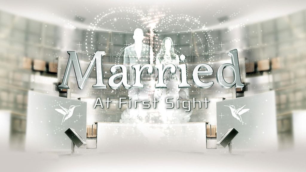 Tässä kuvassa Amerikan Ensitreffit alttarilla -ohjelman logo.