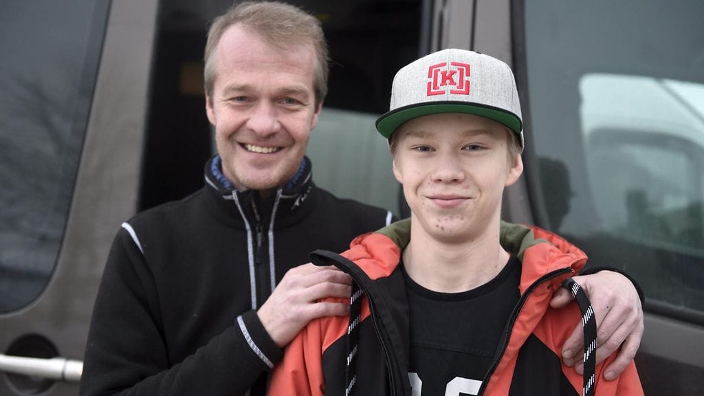 Omena ei ole kauas puusta pudonnut. Kuvassa Kalle Rovanperä ja Harri-isä.