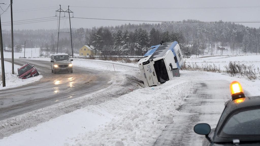 Ajokeli on ollut viime päivinä erittäin huono sateen ja jäisten tienpintojen vuoksi. Kuvassa tieltä suistunut linja-auto Sipoossa Pornaistentiellä tiistaina 26.1.2016.