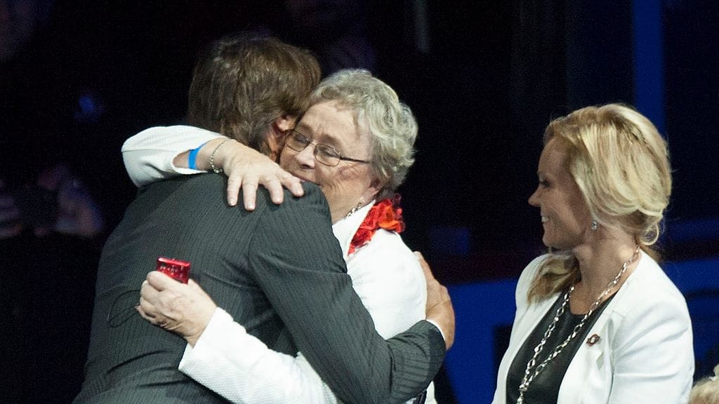 Teemu ja Liisa Selänne halaavat Teemun paidanjäädytysseremoniassa.