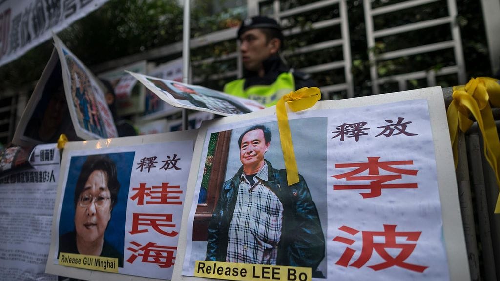 Kadonneiden aktivistien kuvia protesteissa. Ruotsin kansalaisen Gui Minhain kuva on vasemmalla.