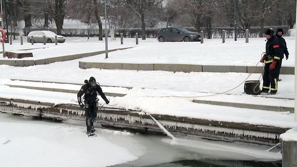 Sukeltaja matkalla jäihin