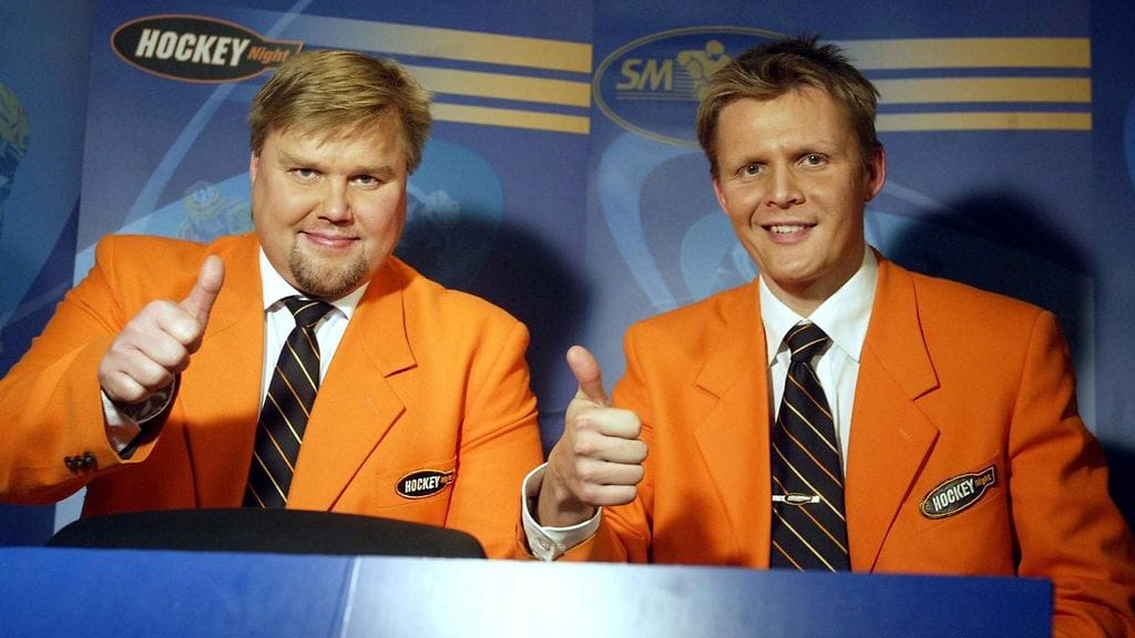 Timo Jutila ja Mika Saukkonen kuvattuna selostuskopissa vuonna 2002.