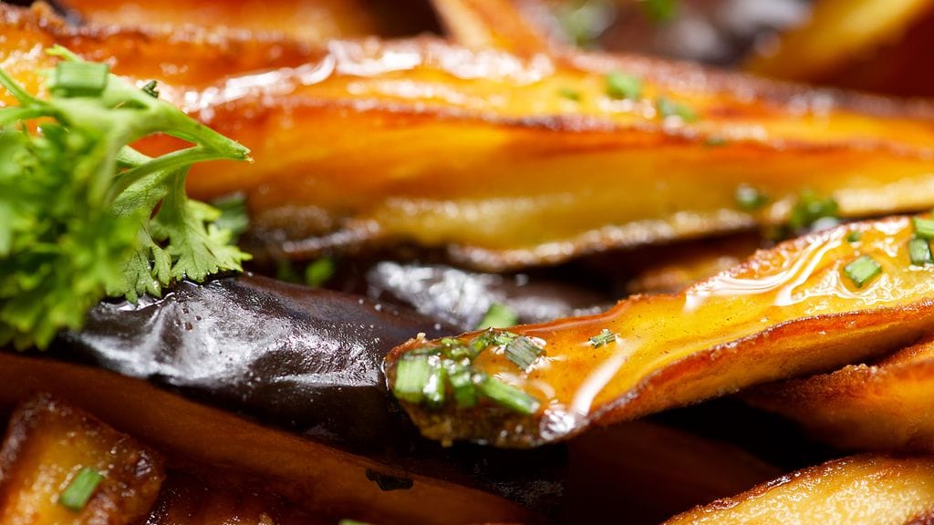 Uppopaistaminen nostaa kasvisten fenolipitoisuutta.