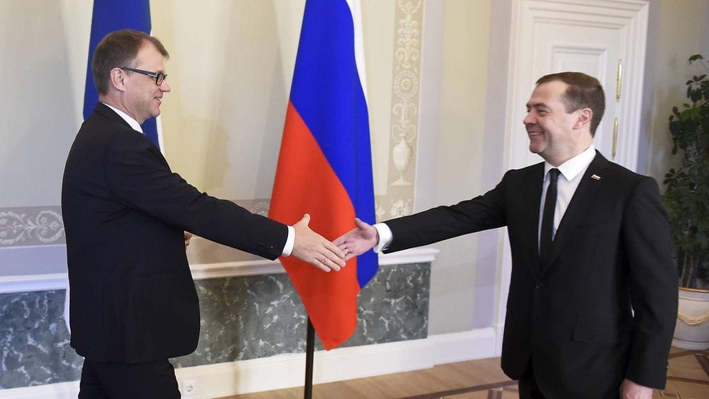 Venäjän pääministeri Dmitri Medvedev (kuvassa oikealla) vierailee Oulussa 9. joulukuuta pääministeri Juha Sipilän (kuvassa vasemmalla) kutsusta. Pääministerit tapasivat tammikuun lopussa Pietarissa.