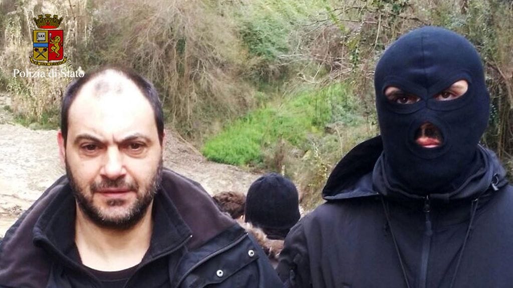 Italian poliisi otti kiinni kaksi karkuteillä ollutta rikollispomoa 29. tammikuuta 2016. Poliisi ei nimennyt kiinniotettuja kuvissa.