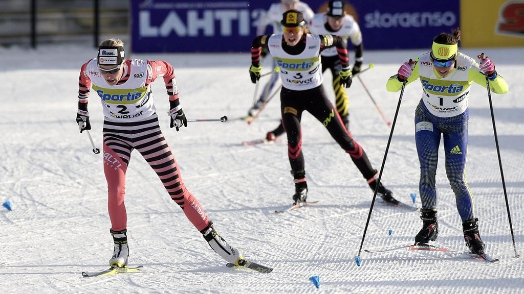 Anne Kyllönen (vas.) piti maajoukkuetoverinsa Krista Pärmäkosken (oik.) ja Laura Monosen takanaan loppusuoralla.