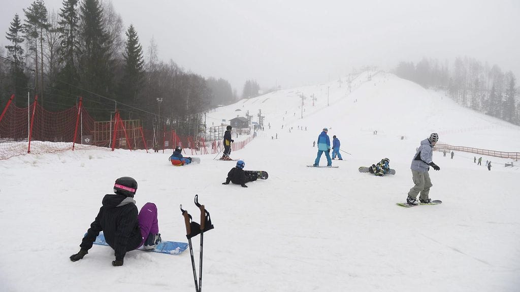 Laskettelua ja temppuilua Sipoon Talman laskettelukeskuksessa 16. helmikuuta 2014.