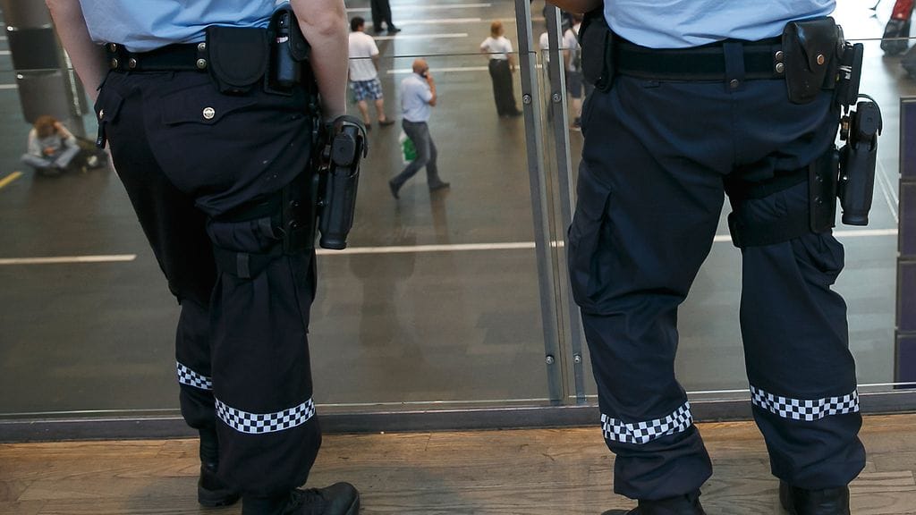 Norjalaispoliisien aseet palaavat helmikuussa takaisin lukkojen taakse poliisiautoihin. Kuvassa poliiseja partioimassa Oslon rautatieasemalla.