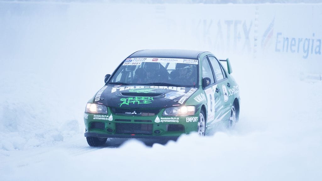 Jarkko Nikara johtaa rallia ylivoimaisesti.