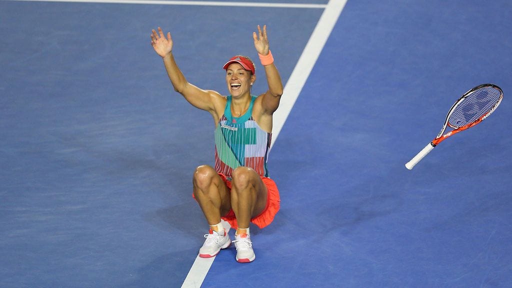 Angelique Kerber heitti mailansa sivuun ja kaatui kentän pintaan iloitsemaan voittoaan ottelun ratkettua.