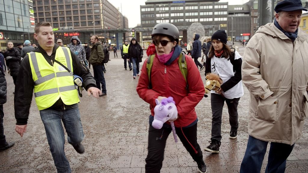 Kymmenkunta keppihevosilla ratsastanutta vastamielenosoittajaa tuli Rajat kiinni -mielenosoitukseen Helsingin Narinkkatorille