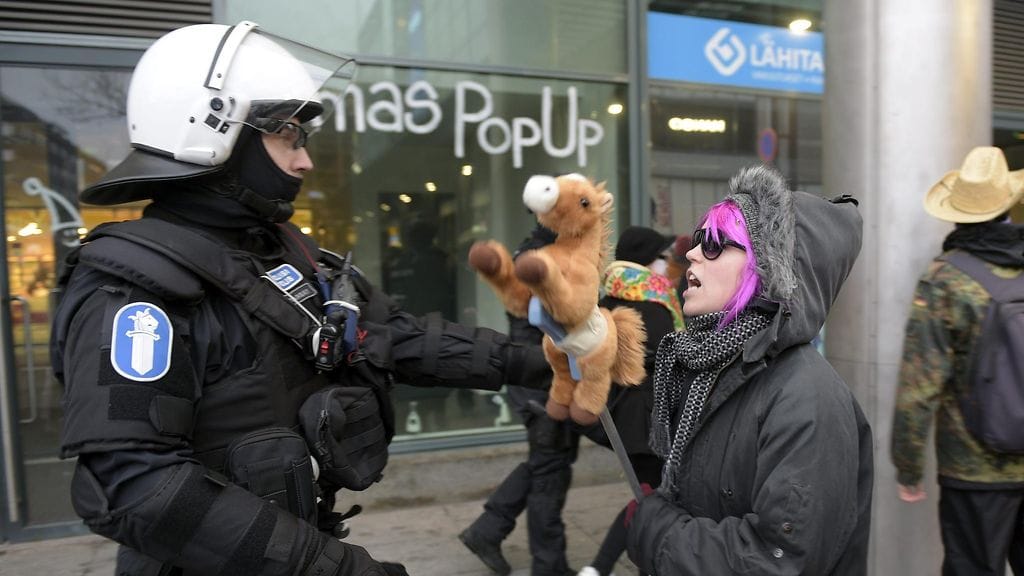 Kymmenkunta keppihevosilla ratsastanutta vastamielenosoittajaa tuli Rajat kiinni -mielenosoitukseen Helsingin Narinkkatorille.