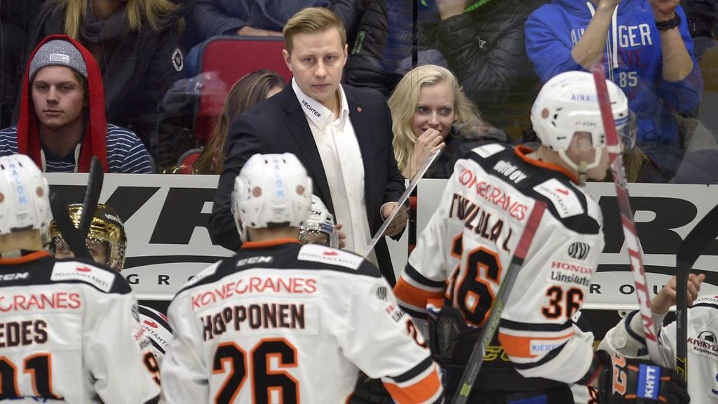 HPK:n pelaajisto otti Olli Salon ohjeet nöyrästi vastaan.