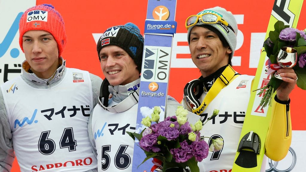 Johann Andre Forfang, Anders Fannemel ja Noriaki Kasai podiumilla.