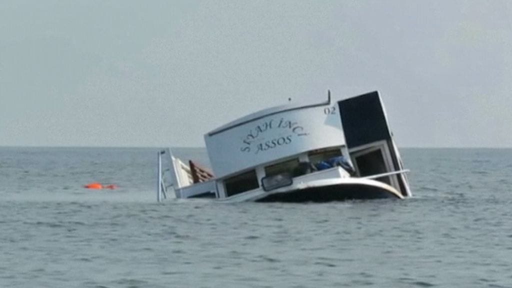 Pakolaisia kuljettanut vene osui kiviin Turkin rannan tuntumassa. Kuvakaappaus uutistoimisto DHA:n videolta.