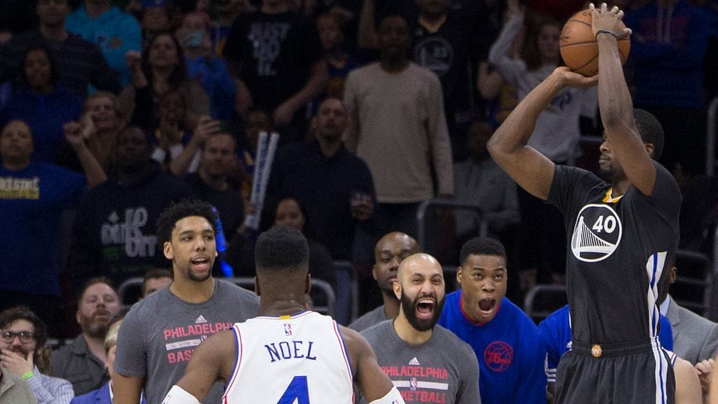 Philadelphian vaihtopenkki seurasi vierestä Harrison Barnesin voittoheittoa.