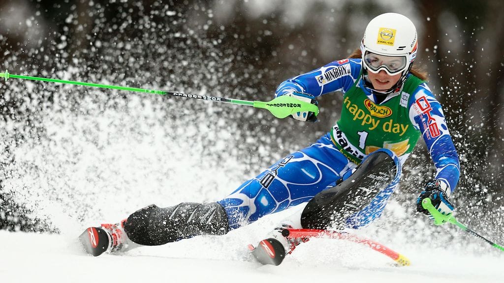 Petra Vlhova laski Mariborin rinteessä ensimmäisenä.