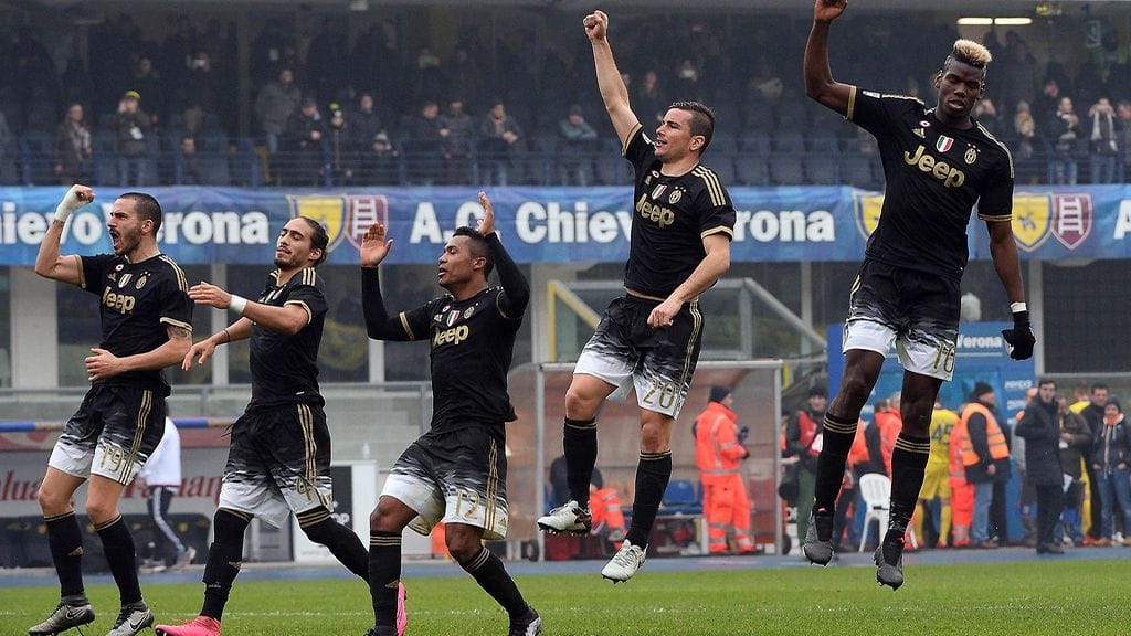 Juventuksen pelaajat juhlivat lennokkaasti voittoa.