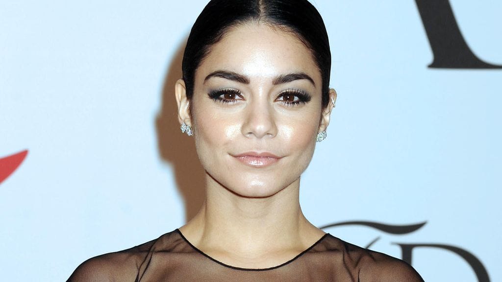 Vanessa Hudgens esiintyi suuresta surusta huolimatta.