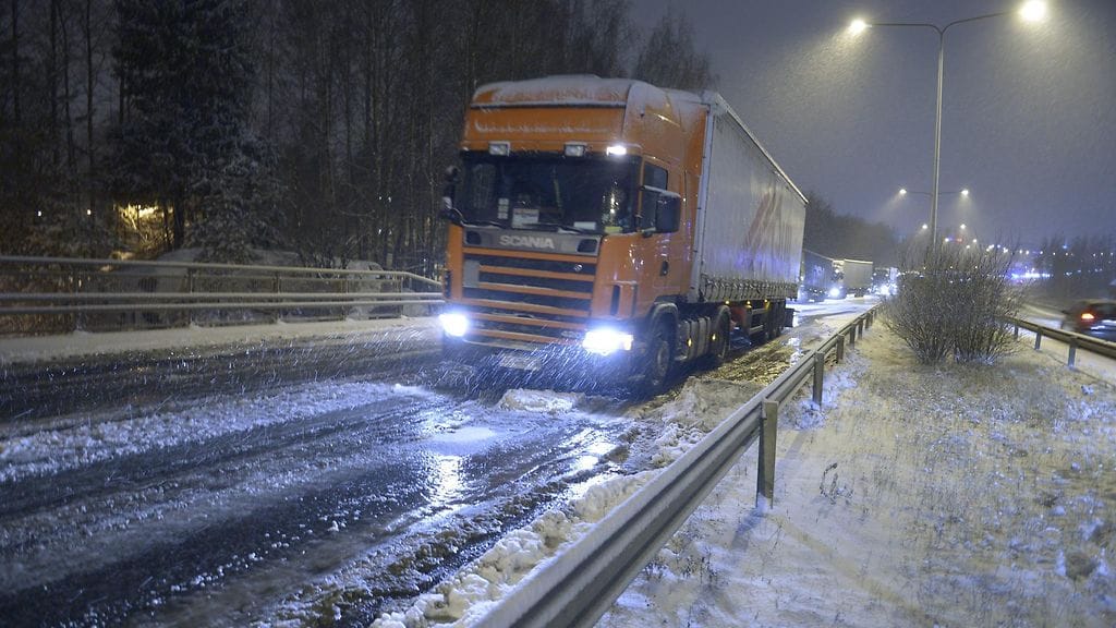 Rekkoja jumissa huonon kelin takia Kehä I:sen kohdalla Espoon Otaniemessä perjantaina 21. marraskuuta 2014.