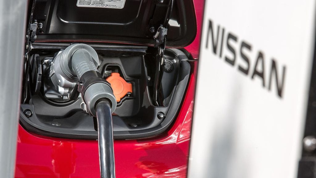Nissan Leaf -sähköauto latauksessa. Kuvituskuva.