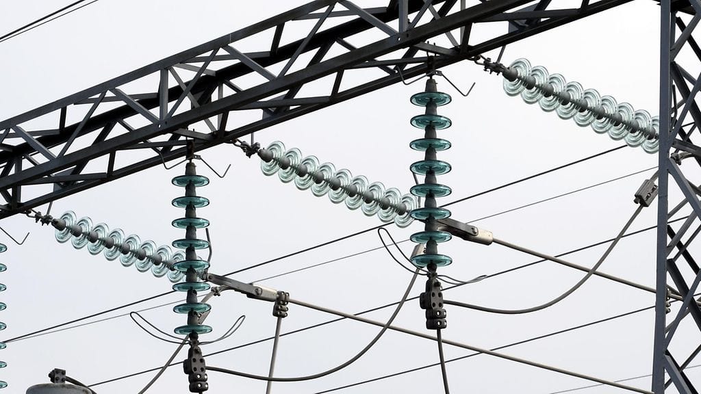 Verkkoyhtiöt perivät asiakkailtaan sähkönsiirtomaksua. Kullakin alueella toimii yksi sähköyhtiö, joten kuluttajan ei ole mahdollista kilpailuttaa käyttämäänsä sähkönjakelijaa.