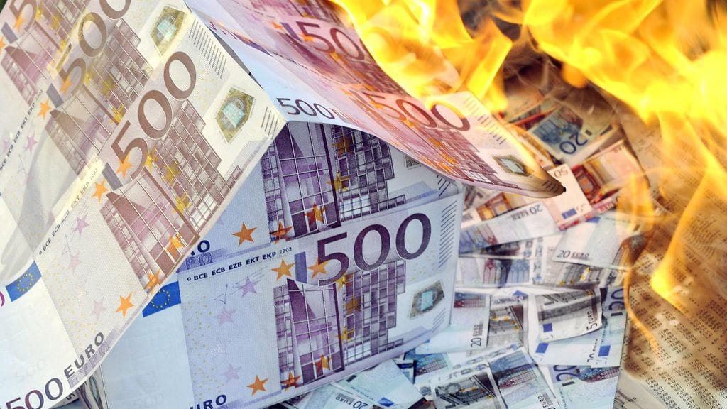 Rahaa liekeissä.