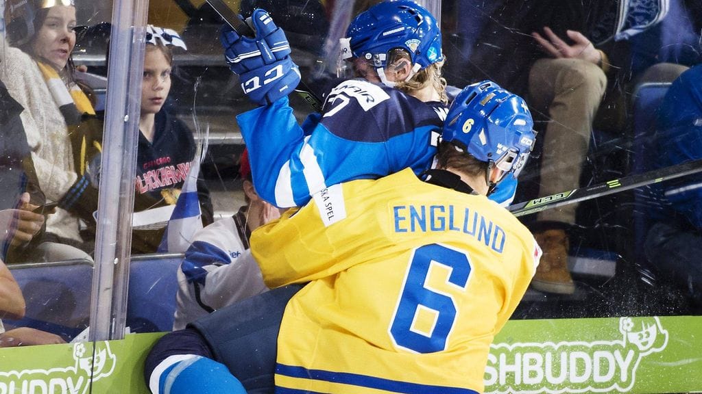 Andreas Englund oli mukana Ruotsin nuorten MM-joukkueessa, joka hävisi turnauksen välierissä Suomelle. Nyt Englund on mukana Ruotsin aikuisten maajoukkueessa.