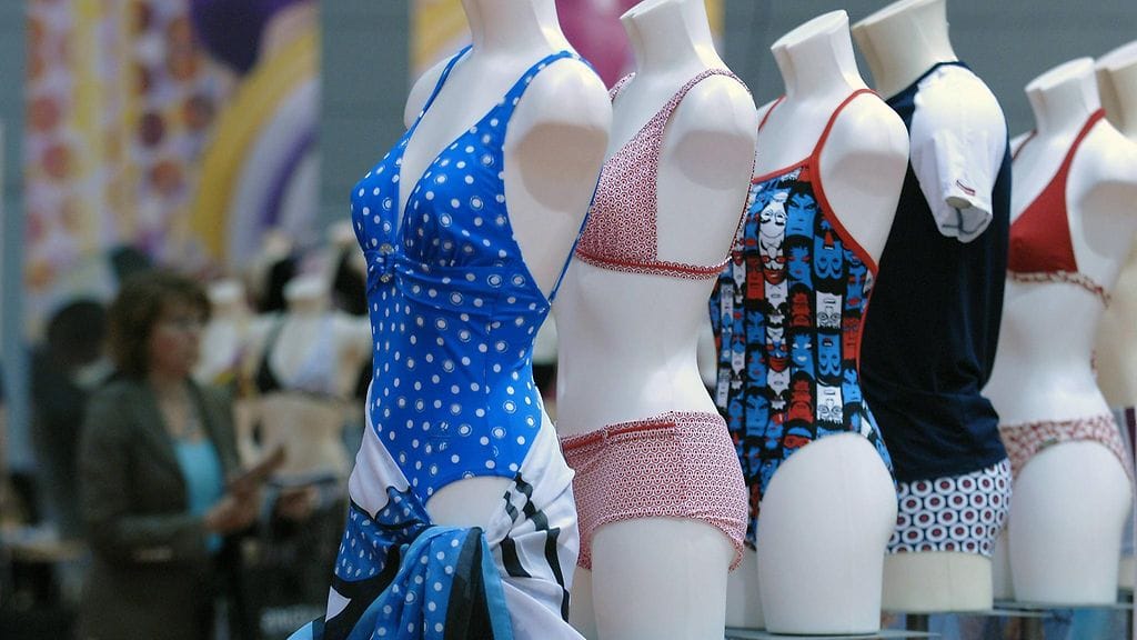 Varas oli pukenut vaatteidensa alle naisten kokouimapuvun, jonka sisään hän oli työntänyt varastamiaan tuotteita. Kuvituskuva.