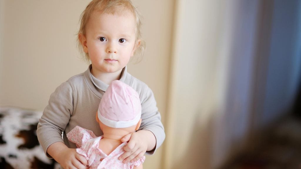 Myös pojat voivat leikkiä nukeilla ja pukeutua pinkkiin, julistaa uusi sosiaalisen median kampanja.