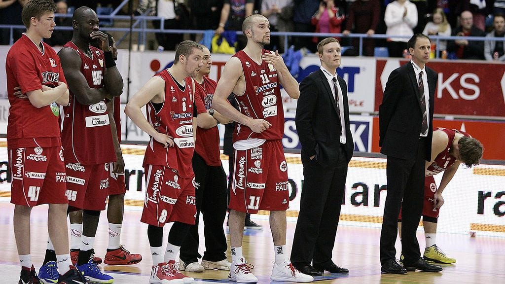 Bisonsilla on mietinnän paikka.