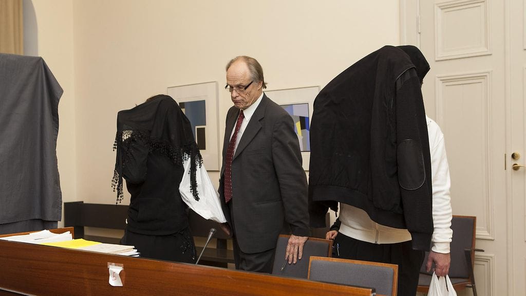 Turun hovioikeudessa alkoi käsittely 2. helmikuuta 2016, jossa törkeästä ihmiskaupasta syytettynä ovat 44-vuotias isä ja 22-vuotias tytär. Kuvassa keskellä asianajaja Risto Kyytinen.