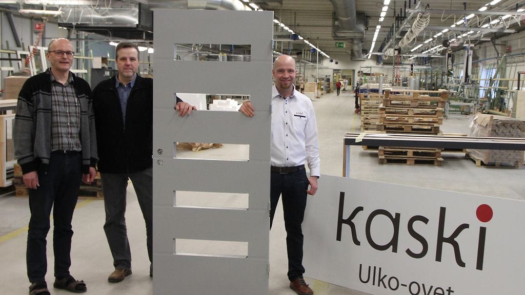 Kuvassa vasemmalta tietohallintojohtaja Jari Heikkinen ja tehtaanjohtaja Timo lehtinen. Toisella puolella ovea toimitusjohtaja Matti Kaski. Taustalla tila, johon ikkunatehdas tulee.