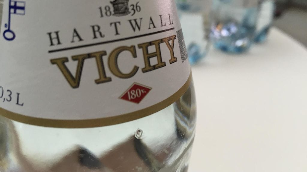 Vichy-pullon etiketissä on pieni punainen merkki, joka lisättiin siihen aikoinaan tiettyä tarkoitusta varten.