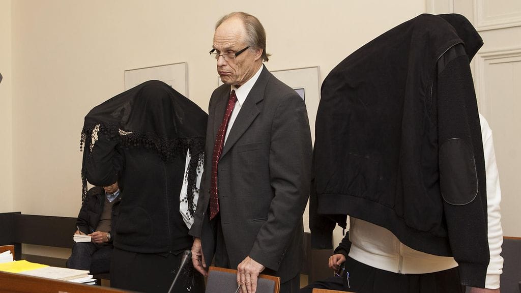 Isä ja tytär pitivät nuorta romaninaista vankina vuosien ajan. Jutun käsittely alkoi tänään Turun hovioikeudessa. Kuvassa keskellä asianajaja Risto Kyytinen.