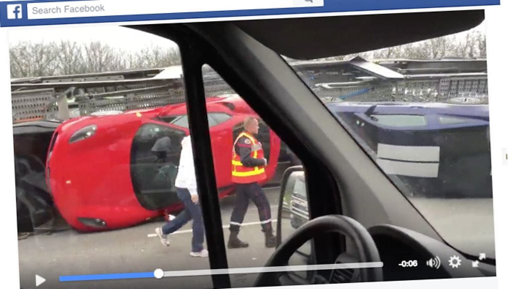 Superautokuljetus kaatui Ranskassa. Kuvakaappaus Facebookista. Videon voit katsoa artikkelin lopusta.