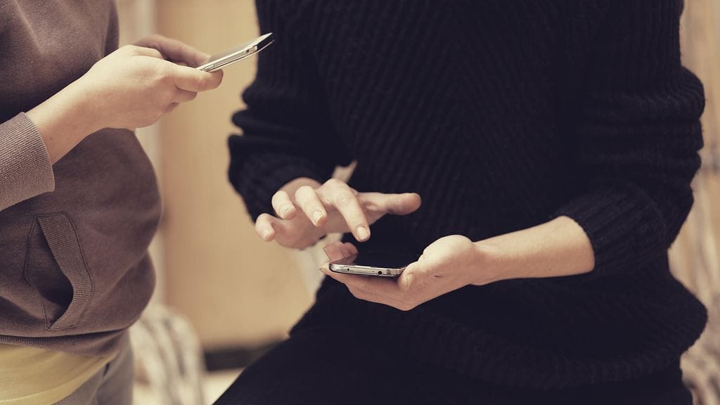 Jos puhelin haittaa työtä tai sosiaalisia suhteita, voi kyseessä olla riippuvuus.