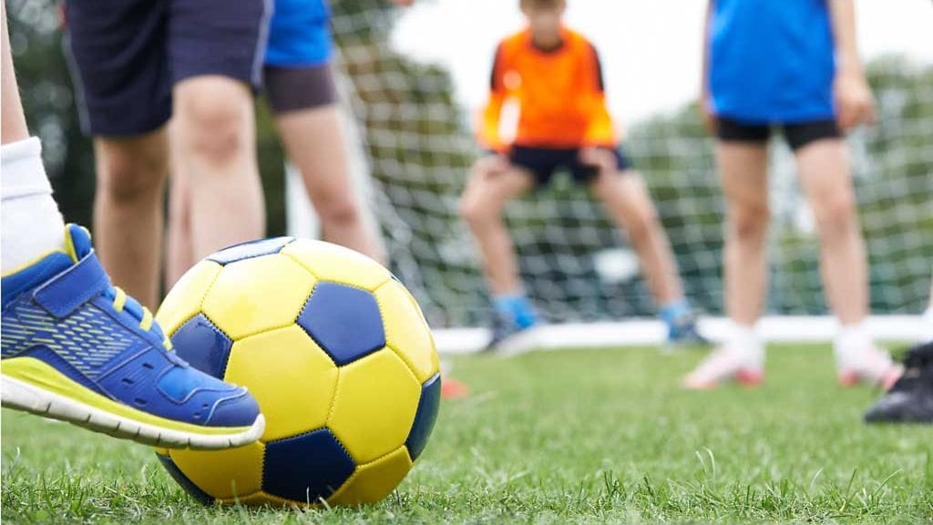 Vanhemman asiaton käytös kentän laidalla antaa lapsille vääränlaista mallia.