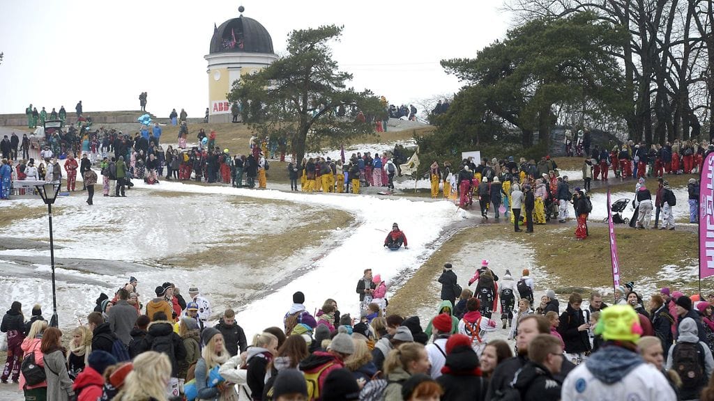 Opiskelijoiden laskiaistiistain mäenlaskurieha Kaivopuistossa Helsingissä 4. maaliskuuta 2014. Lumen vähyyden takia Kaivopuistoon kärrättiin lunta kuorma-autoilla, jotta mäkeä päästiin laskemaan.