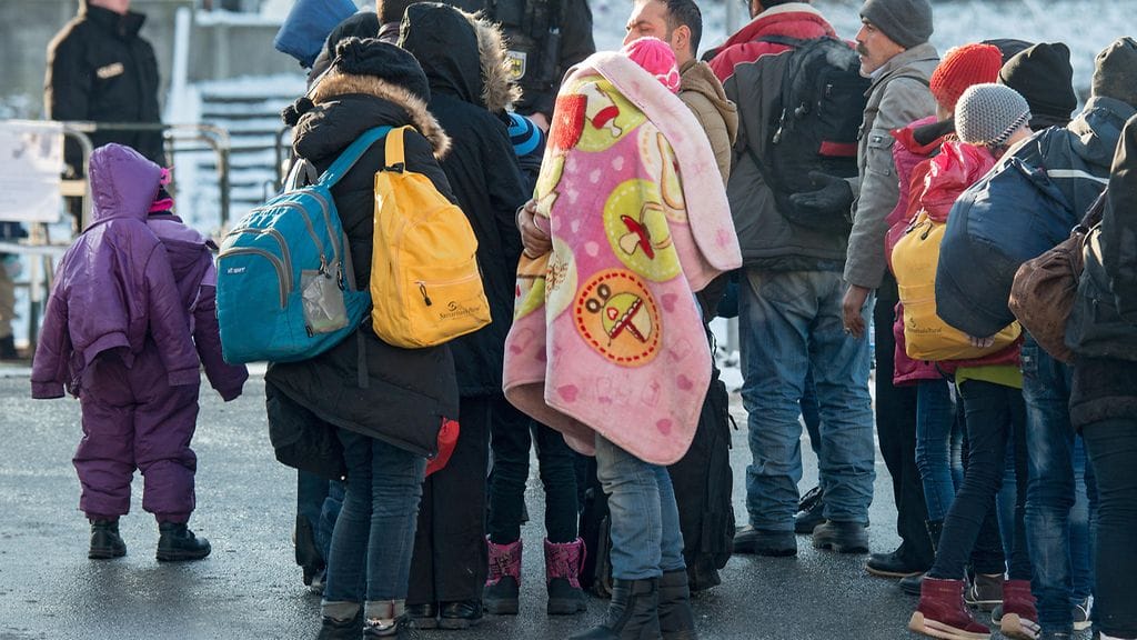 Ahtisaari sanoo Lännen Median haastattelussa, ettei pidä hyvänä hallituksen aikeita tiukentaa ehtoja, joilla turvapaikanhakijat voivat saada perheensä Suomeen. Kuvituskuva.