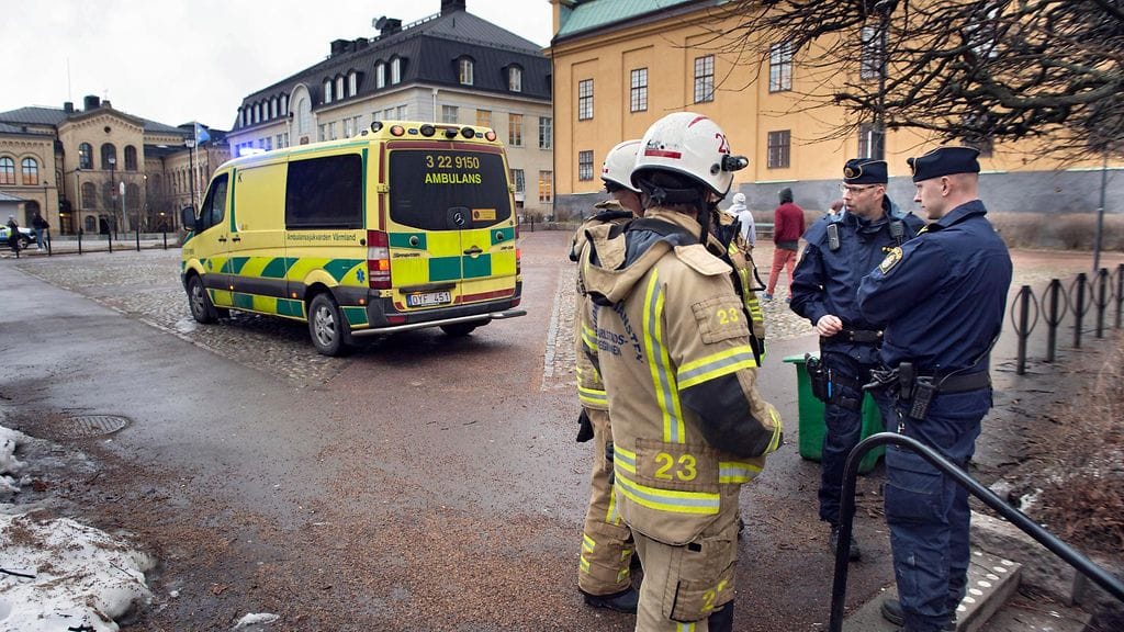 Palomiehet ja poliisi yrittivät selvittää räjähdyksen syytä Karlstadissa 2. helmikuuta 2016.
