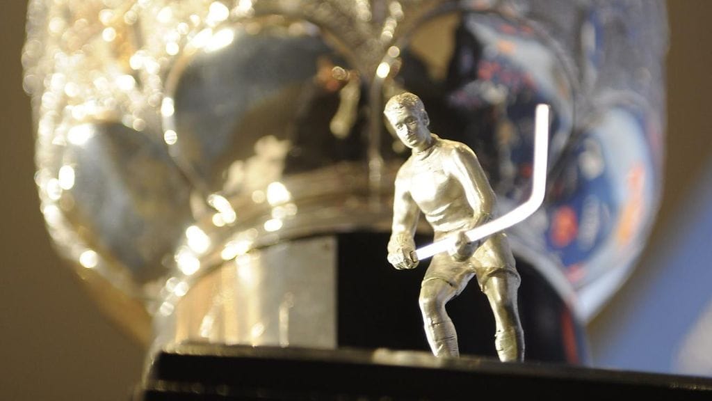 SM-liigan kuukauden paras pelaaja palkitaan arvokkaalla pronssipatsaalla, joka on tarkka kopio Kanada-maljan pelaajasta.